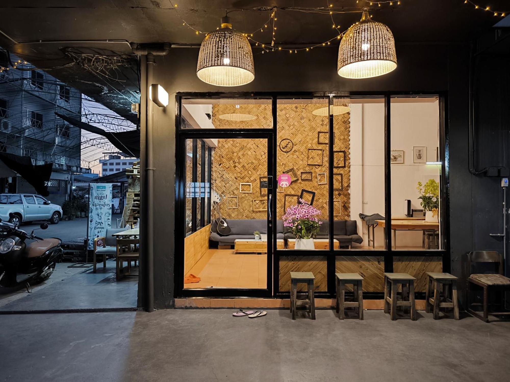 Youyen Hostel Bangkok Exterior photo